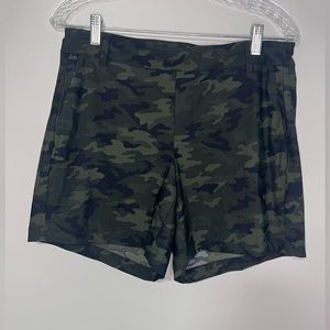 Spanx Shorts Womens Medium Green Camo Stretch Pull On